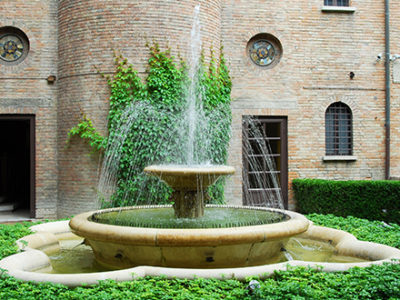 fountain-in-front-of-home